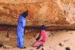 Vodič tuareg pokazuje paleolitske petroglife