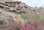 Pećinski hram Kizil sa rascvetanim tamarisom