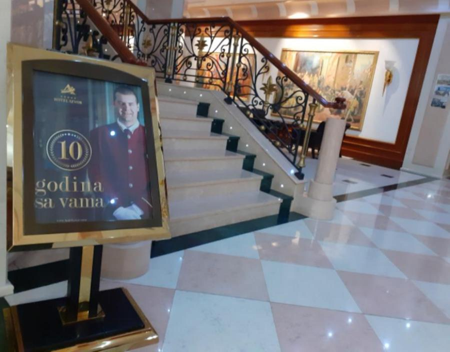 Fotografija Ivana Adamovića recepcionara, na prigodnim plakatima povodom desetogodišnjice rada hotela